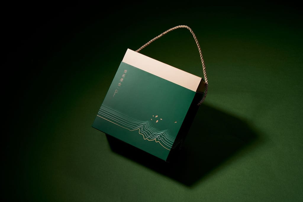 香茗墨金茶葉包裝盒，深綠襯金色，精緻高雅。
