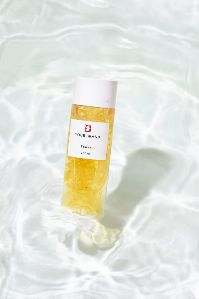 潔淨保養系列化妝水瓶身，在波光粼粼的水面輕柔漂浮，展現產品的純淨與天然真貌。