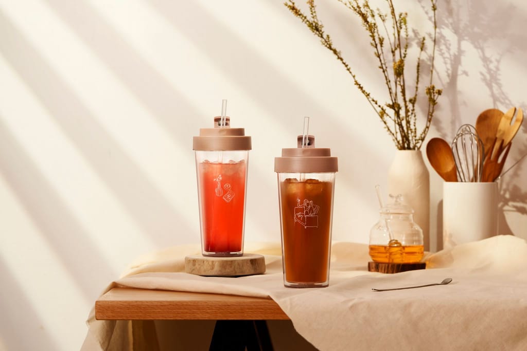 Ecozen透明雙層隨行杯，兩款冰飲在溫暖光線下，呈現產品與生活美學。