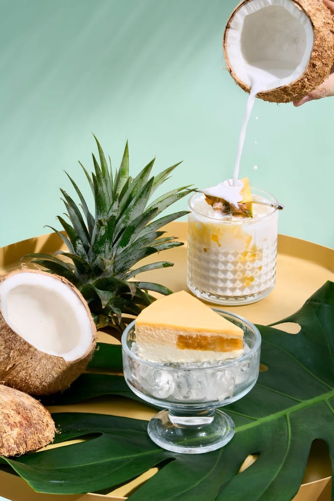 1%bakery的島嶼鳳梨海灘椰子重乳酪蛋糕，搭配熱帶水果與飲品。