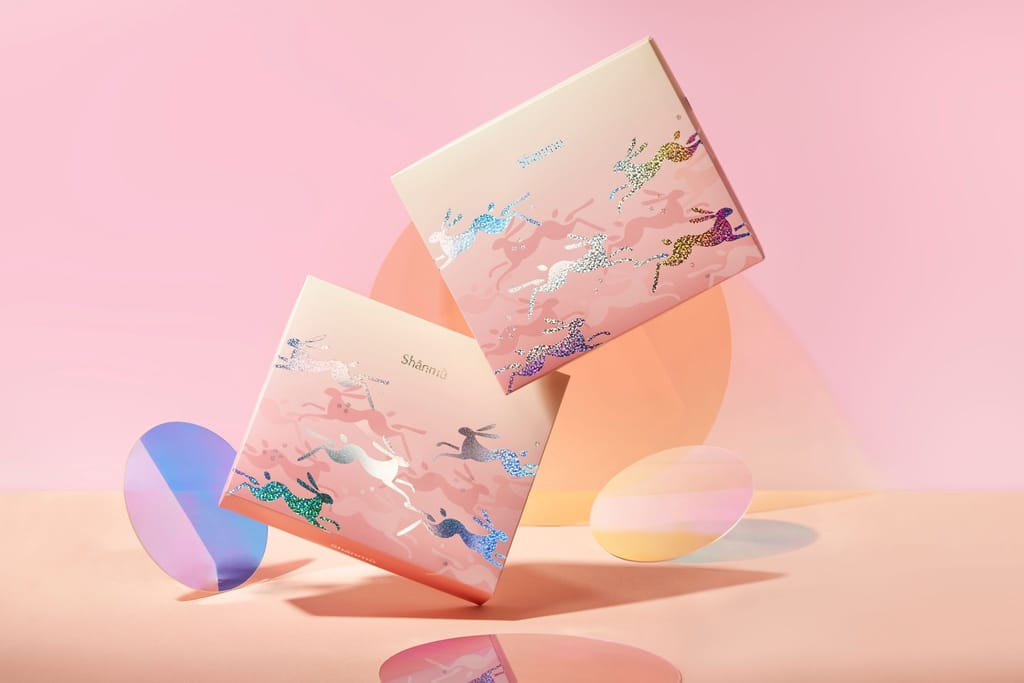 2022中秋星空兔禮盒，兩盒錯落於粉色背景，多彩光影點綴。