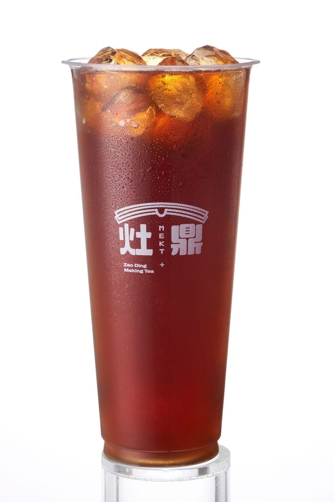 一杯冰涼的灶鼎手搖飲，棕紅色茶湯與冰塊細節清晰。