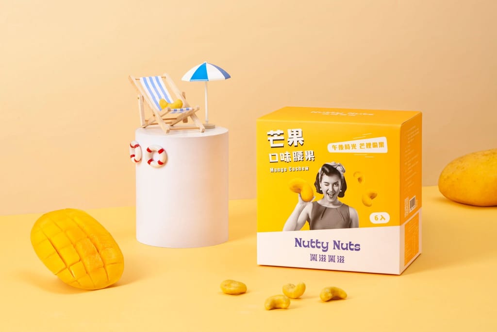 鮮明黃色背景下，芒果口味堅果產品盒與度假元素，呈現夏日風情。