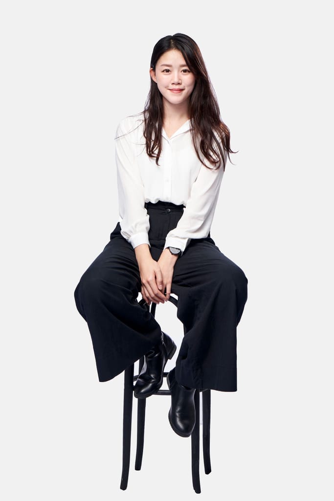 PARKVIEW晴天家居門市人員的專業形象照，女性員工身著白襯衫與深色褲，坐姿親切微笑。