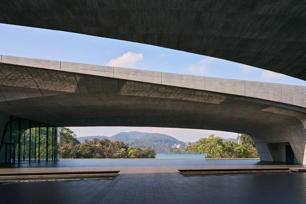 向山行政暨遊客中心：流線型清水模建築，框景湖光山色。