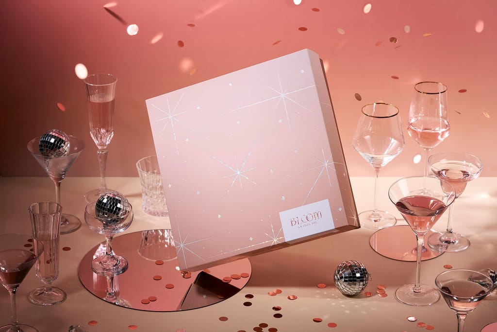 粉紅星光產品盒與派對酒杯，輝映著慶典氛圍的品牌魅力。