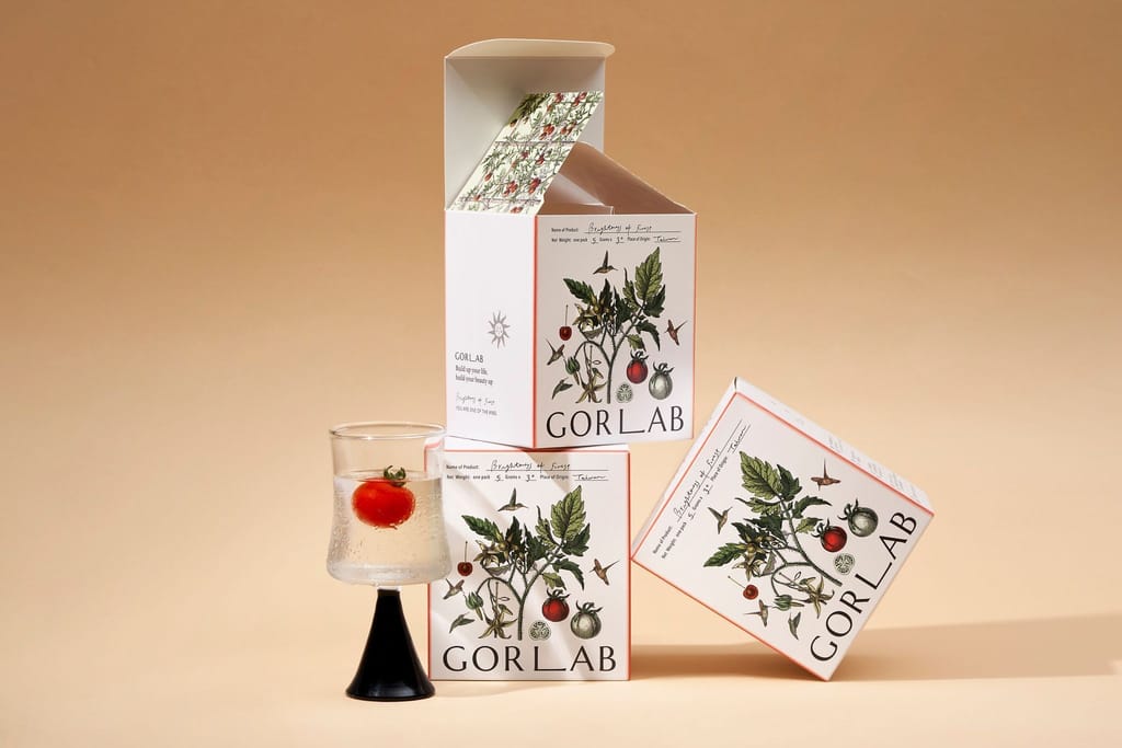 呈現森林光膠原蛋白產品包裝，以番茄元素呼應其天然、真誠的品牌樣貌。