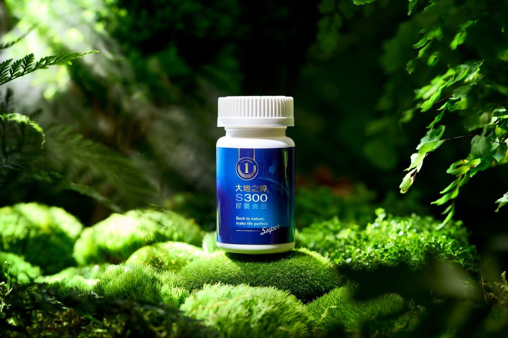 一瓶保健食品置於繁茂翠綠的植物與苔蘚上，展現純淨與生機。