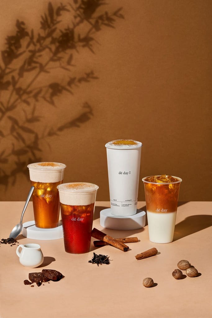dé day 茶日肉桂系列飲品，四款特調飲品與肉桂、茶葉香料。