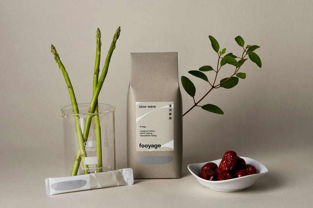 「漫流夢境舒眠飲」產品包裝與蘆筍、紅棗、綠葉植物，營造自然舒緩氛圍。