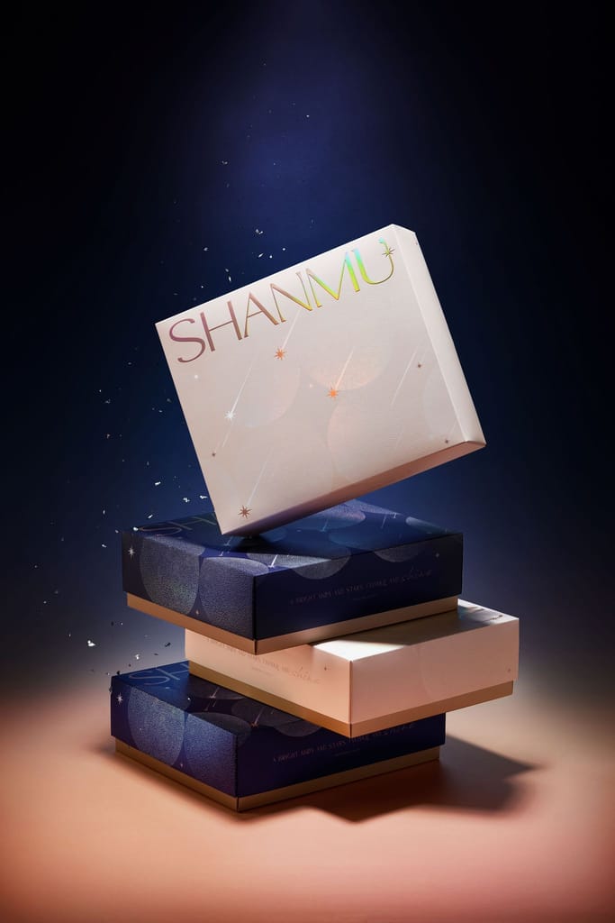 山木島2023中秋禮盒，於夜空中動態堆疊，星光點綴，展現節慶氛圍。