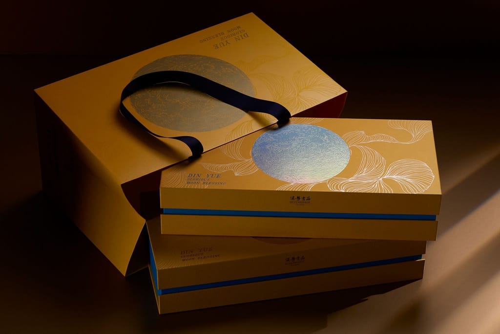 頂粵吉品2023中秋禮盒，金黃包裝搭配藍銀圓月，光影中展現典雅氣質。