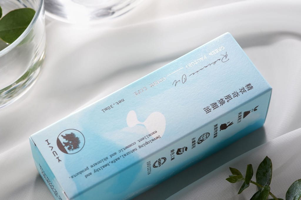 HACK 精萃奇肌煥顏油淺藍色包裝，簡約自然，展現品牌純粹樣貌。