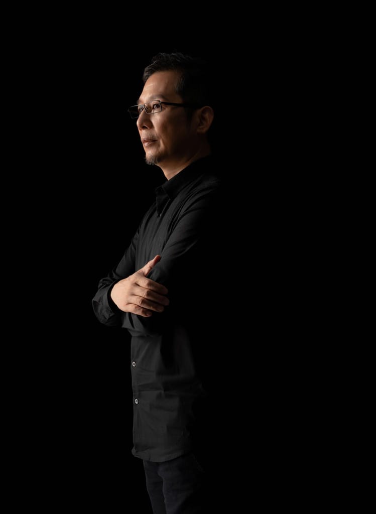 工業設計師謝榮雅側身凝視，展現專業與沉思的形象。
