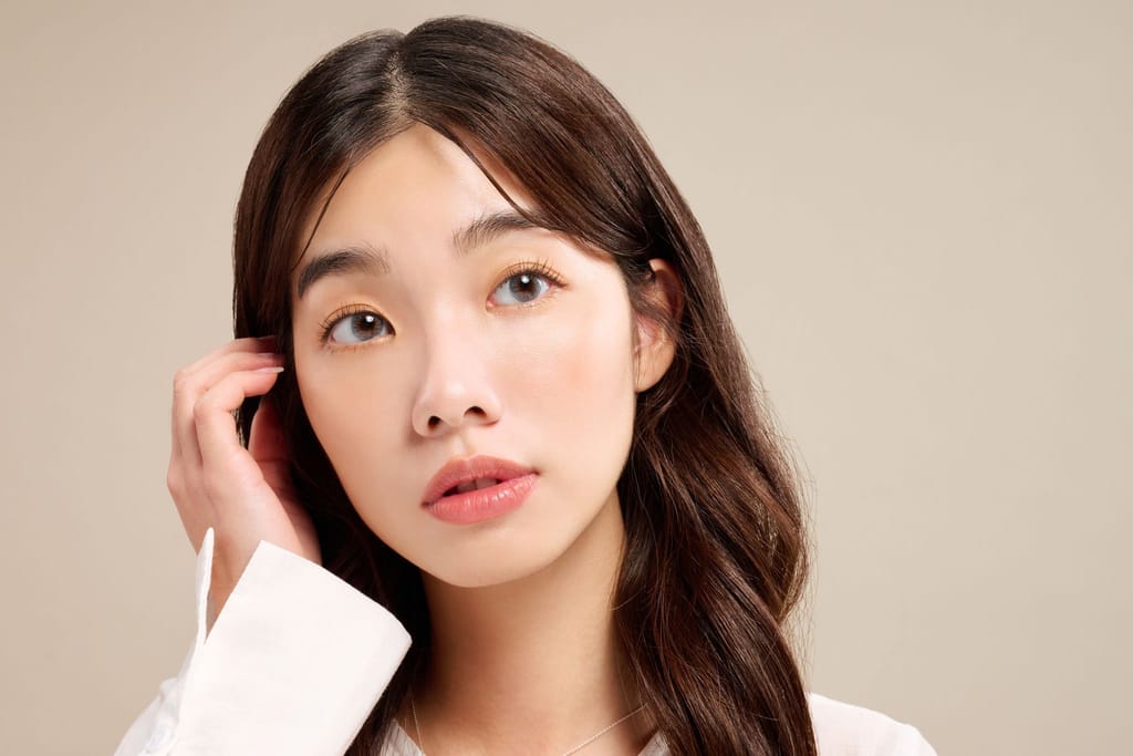 配戴星歐隱形眼鏡的模特兒，眼神清澈，展現自然真誠之美。