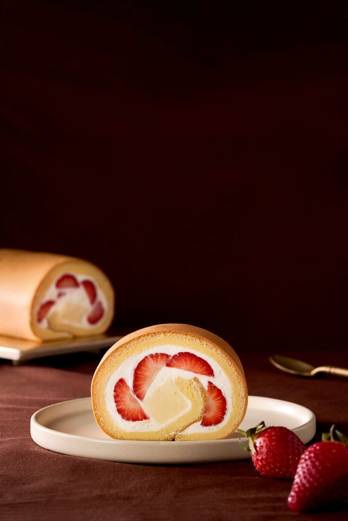 1%bakery草莓季主題，展示切片草莓捲蛋糕及新鮮草莓。