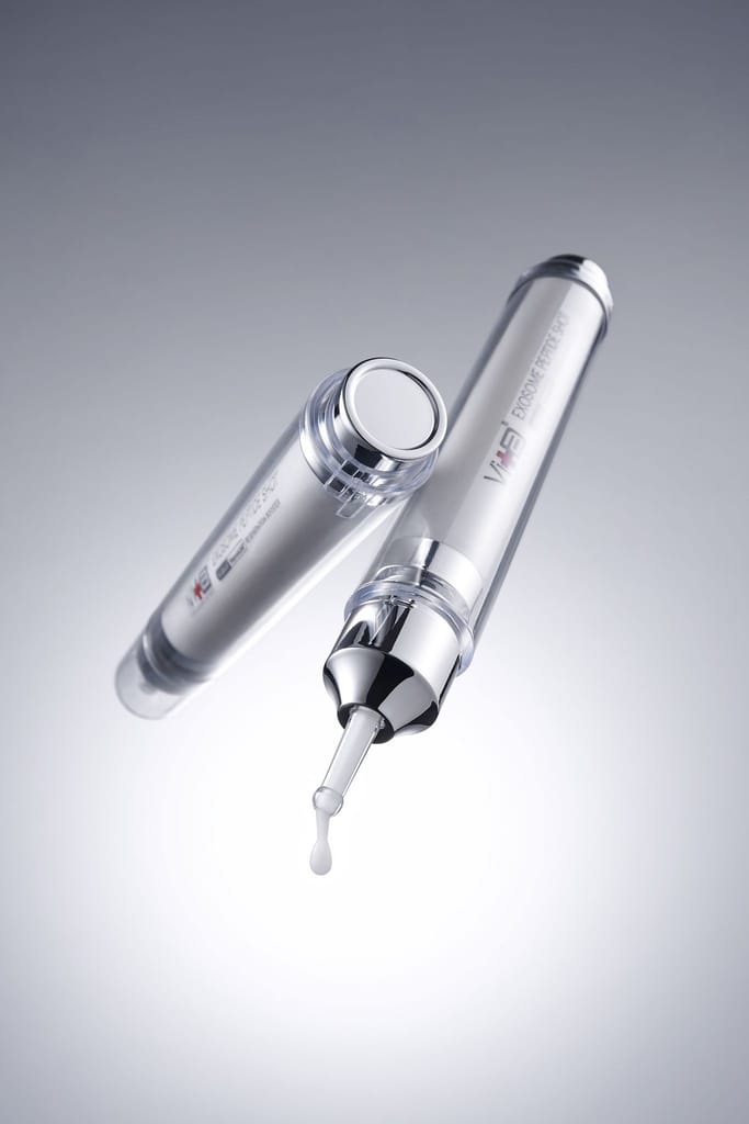 薇佳超波肽外泌體藻針精華乳產品圖，一瓶精華乳滴出乳液。