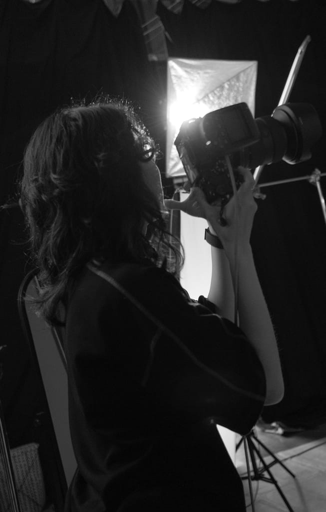 攝影師專注與客戶討論，記錄品牌真誠樣貌。