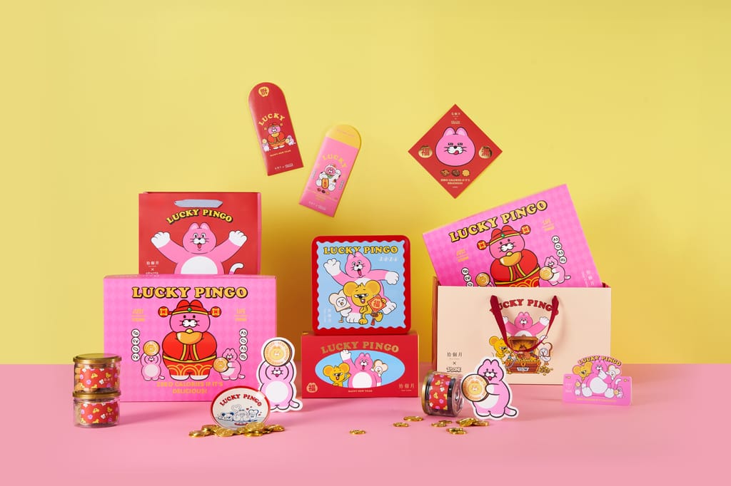 ZIZONE聯名「LUCKY PINGO」新年禮盒，以紅粉色調搭配可愛IP角色，展示禮盒、聯名小物和金幣，充滿節慶活力。
