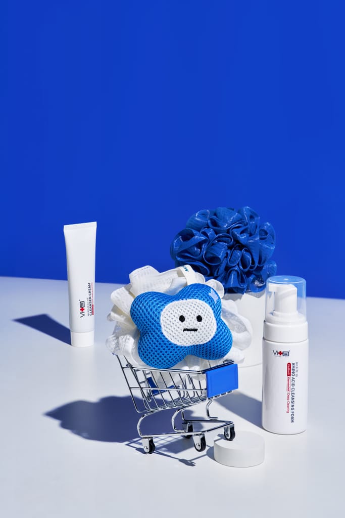 藍白聯名保養品與軟萌AH!Q雲朵角色，展現清新治癒的生活風格。