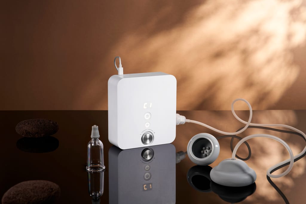 歐萊依AURAI智能呼吸式拔罐按摩儀主機與專利柔釋杯，溫柔實現居家深層放鬆。