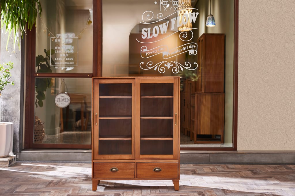 慢漫店前展示簡約溫潤木製櫥櫃，體現視覺減法與質感工藝。