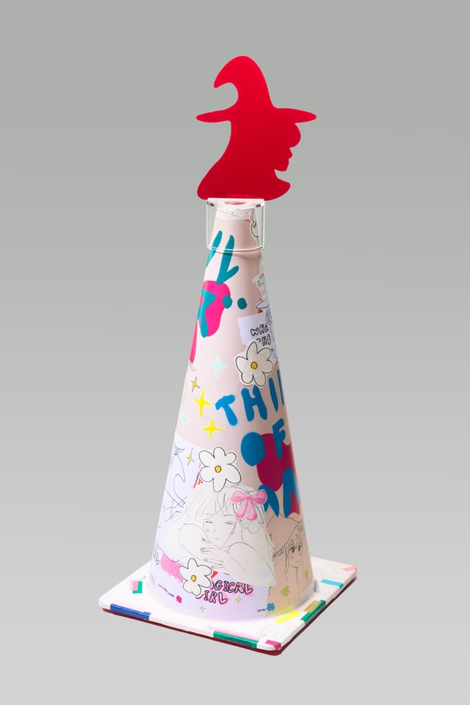 色彩繽紛、附有魔法少女元素的張鈞傑交通錐藝術品。