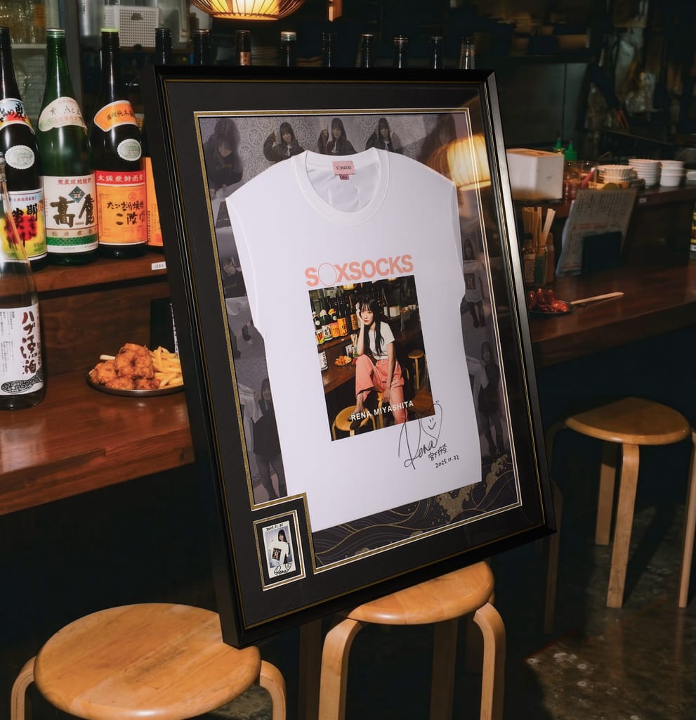 宮下玲奈親著潮服經專業裱框，在日式背景中完美呈現，珍藏跨越國界的獨特回憶。