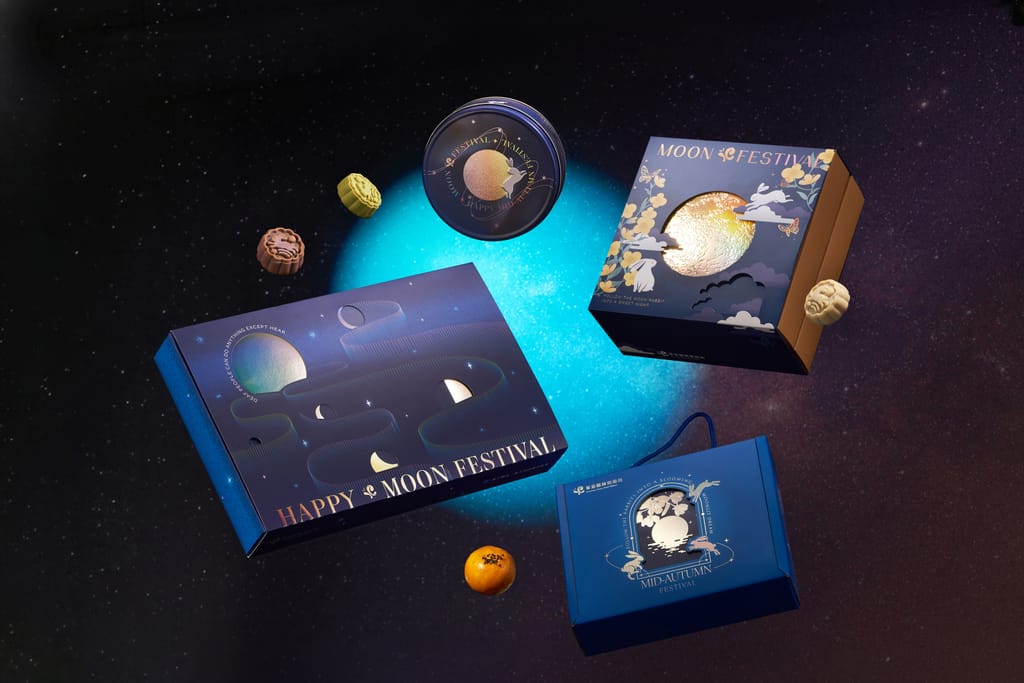 光之系列中秋禮盒與月餅在深邃星空中懸浮，藍光與星辰點綴無聲宇宙。