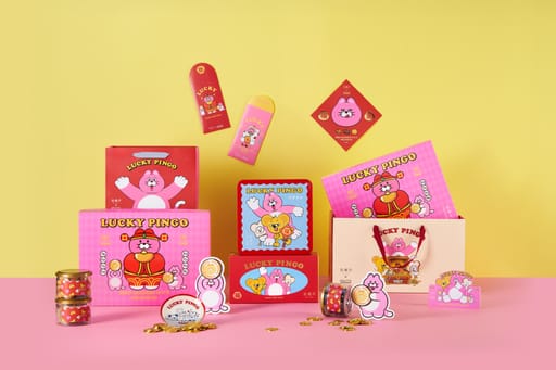 ZIZONE聯名「LUCKY PINGO」新年禮盒，以紅粉色調搭配可愛IP角色，展示禮盒、聯名小物和金幣，充滿節慶活力。