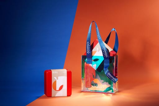 新春紅色禮盒與透明包裝袋，展現品牌禮品設計的喜氣與獨特質感。