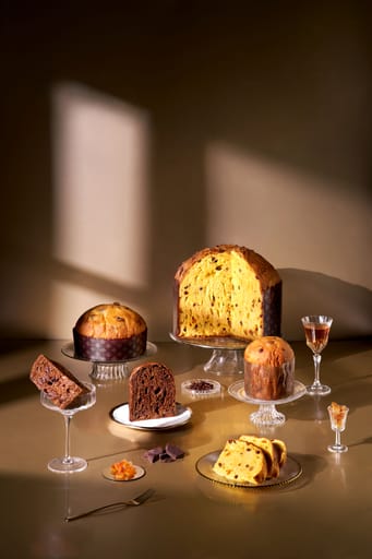 多款世界冠軍潘納朵尼麵包，有切片展示內部組織，搭配食材與飲品。