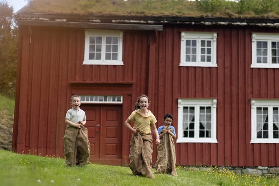 Barn leker på tunet ved Meldal bygdemuseum