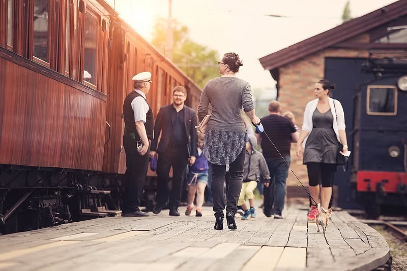 Folk på Løkken stasjon, klar til å gå ombord på Thamshavnbanen