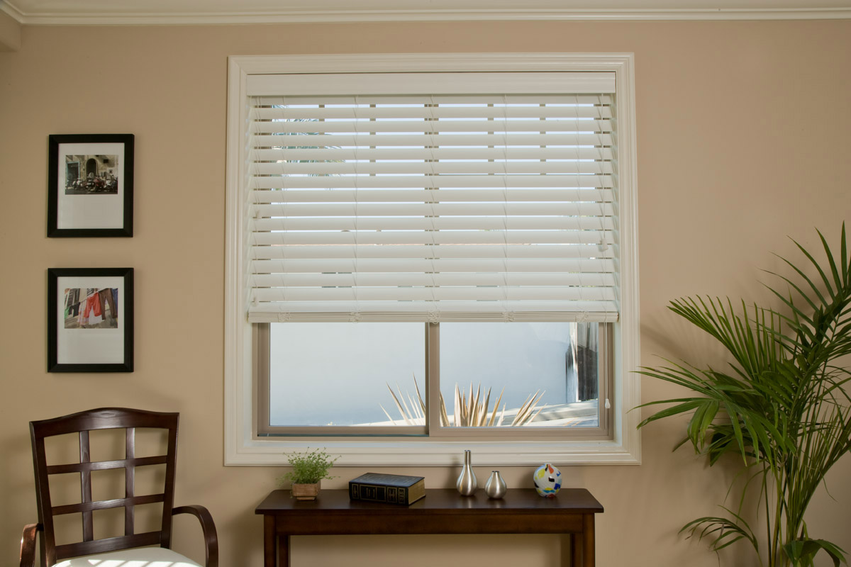 Venetian blinds in living room by Vistashades Penticton