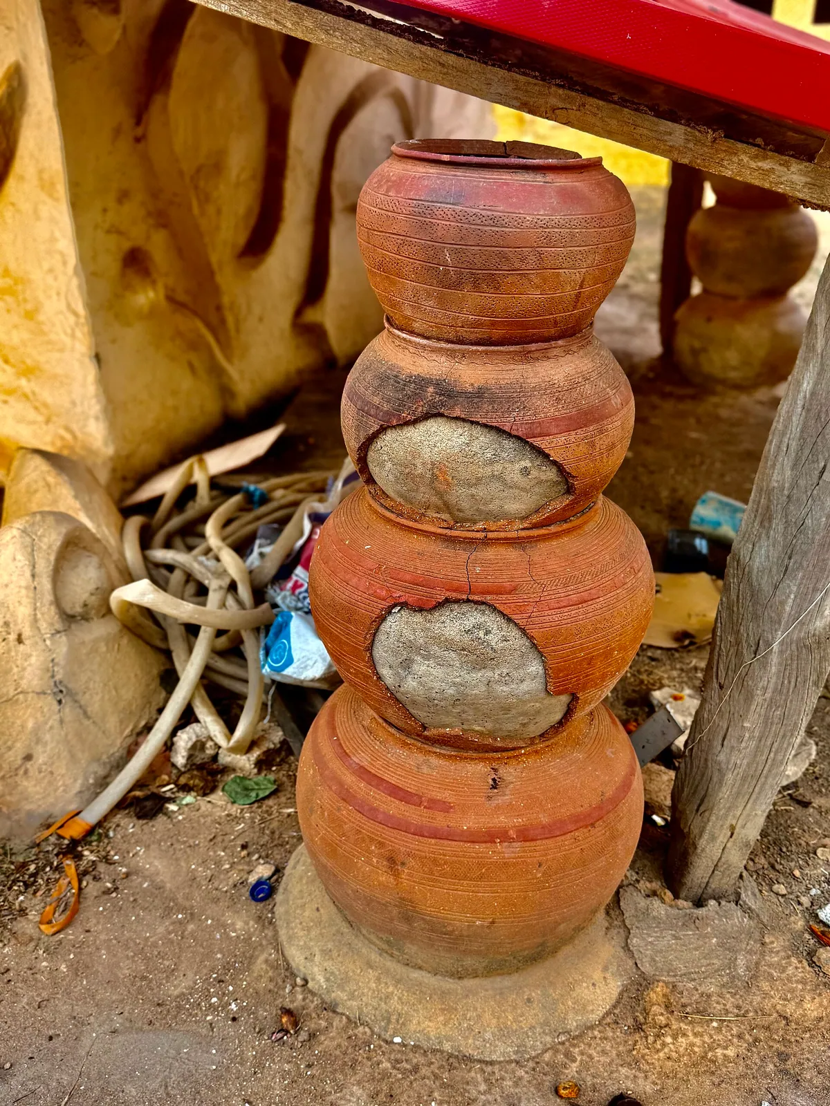 Macetas de barro apiladas