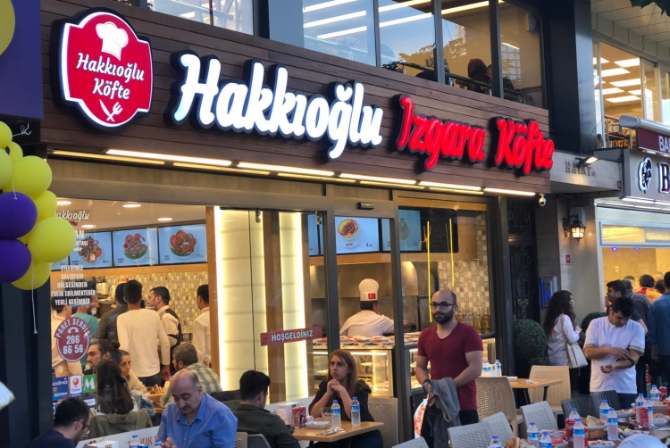 Harun Tülübaş'ın yeni markası Hakkıoğlu Izgara Köfte'nin görseli CEO Haber'de.