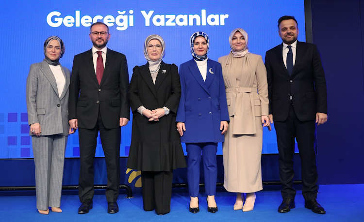 Emine Erdoğan, şunları söyledi; "Bu gözle bakıldığında, bir gelecek meselesi olan siber güvenlik alanında kadın çalışanların sayısını arttırmak, kadınların sektörde daha fazla varlık göstermelerini sağlamak ve bu alanda farkındalık yaratmak ayrı bir önem kazanacaktır. Şu bir gerçek ki; dijital dönüşüm insanlığa bugüne kadar sahip olmadığı nice değerli imkanlar sunuyor. Bilgiyi, mekandan bağımsızlaştırarak, daha kolay erişilebilir olması dolayısıyla fırsat eşitliğine katkı sağlıyor.”