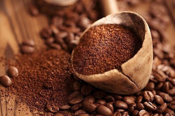 Kahve kelimesini tanımlarken isim, bitki bilimi ve Arapça çerçevesinde incelemektedir.