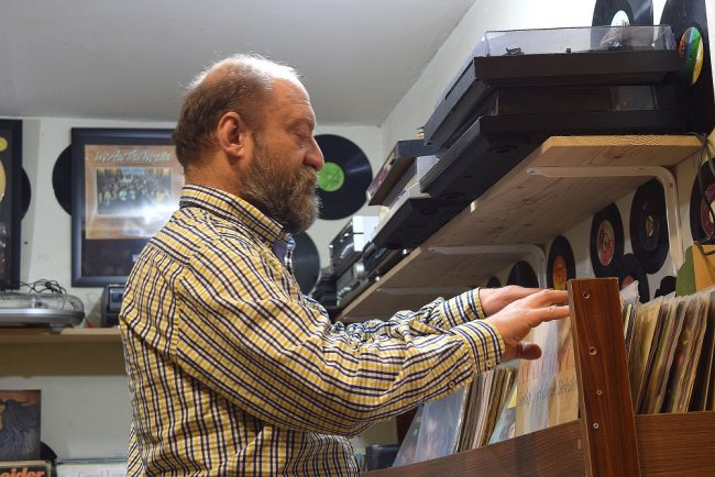 Teos Antik, İstanbul Boğazı’nda bir plak mezatı gerçekleştirecek. Balat’ta birçok etkinliğe imza atan ve her hafta birbirinden renkli müzayedeler düzenleyen Teos Antik, bu sefer değişiklik yaparak İstanbul Boğazı’nda.