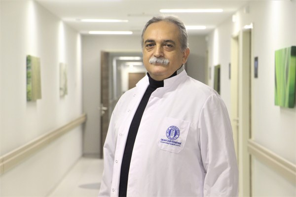 Prof. Dr. Murat İmer, doğumsal damar değişikliği, pıhtılaşmayı engelleyici ilaç kullanımı, bazı karaciğer hastalıkları, yüksek dozda alkol kullanımının da söz konusu komplikasyona yol açtığını belirtti.