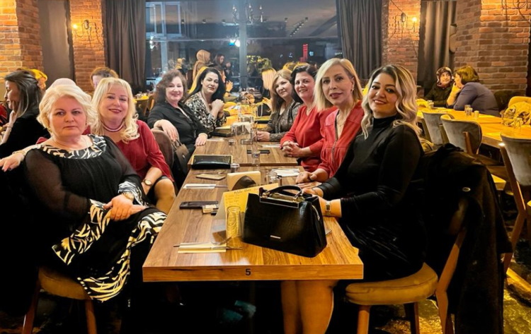 Serafim Güzellik Merkezi sahibi Pakize Gürbey kadınlar ile bir araya gelerek güzel kadının sırlarını paylaştı. Haber detayı Olay Yeri'nde.