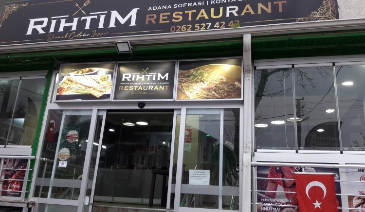Rıhtım Restaurant ortaklarından Kadir Kurtlar, müşterilerine zengin menüleri ile hizmet verdiklerini açıkladı.