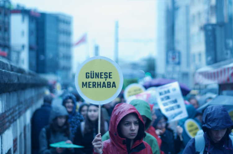 nyanın dört bir yanında, genç iklim aktivistleri, ebeveynler, sendikalar, demokratik kitle örgütleri iklim grevi için sokağa indi. Türkiye’de ise 20’nin üzerinde etkinliğe on bin kişi katıldı haberinin devamını Patron Haber'de okuyabilirsiniz.