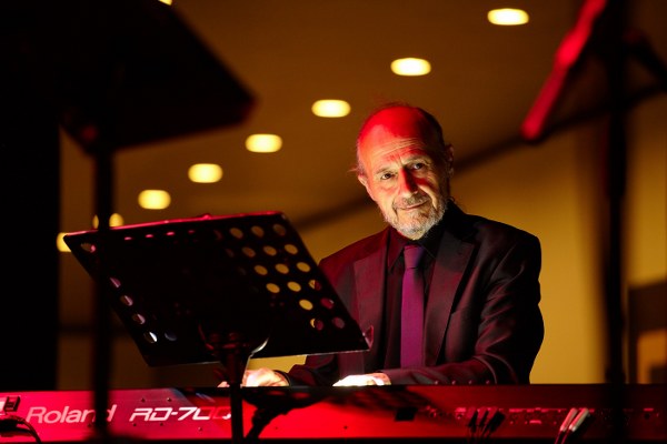 Saat 20:30’da başlayan program perdelerini DJ Performansı ile açtı.