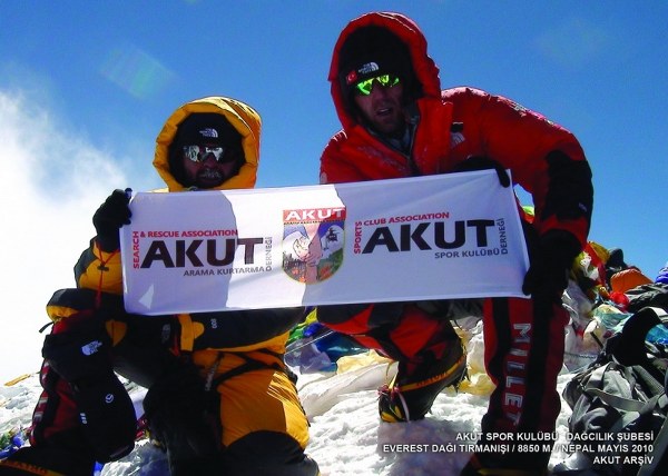 Atletizm, Dağcılık, Bisiklet, Futbol, Oryantiring, Motosiklet, Geleneksel Türk Okçuluğu, Kar Sporları, Kıte-board, Sualtı ve Snowboard branşları kapsamında, bugüne dek 64’ü millî sporcu statüsünde 715 sporcu yetiştirmiş olan AKUT Spor Kulübü.