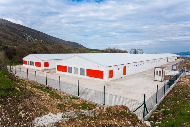 Banvit A.Ş. kendi laboratuvarlarında gerçekleştirdiği antibiyotik denetim çalışmalarına ilave olarak, 2017 yılı başında da Merieux NutriSciences kuruluşu olan Kalite Sistem Laboratuarları’na canlı üretim sürecini gönüllü olarak da denetlettirmeye başladı.
