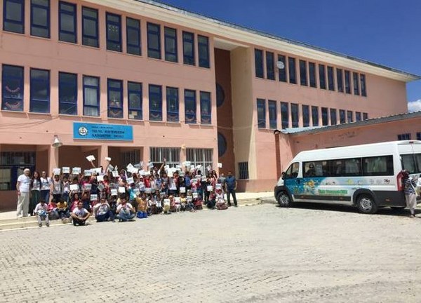 Bayer’in Toplum Gönüllüleri Vakfı (TOG) ile birlikte yürüttüğü Bayer Genç Bilim Elçileri Projesi’nin gezici birimi olan Bilim Tohumları Ekibi, Muş’ta çocuklarla buluştu.