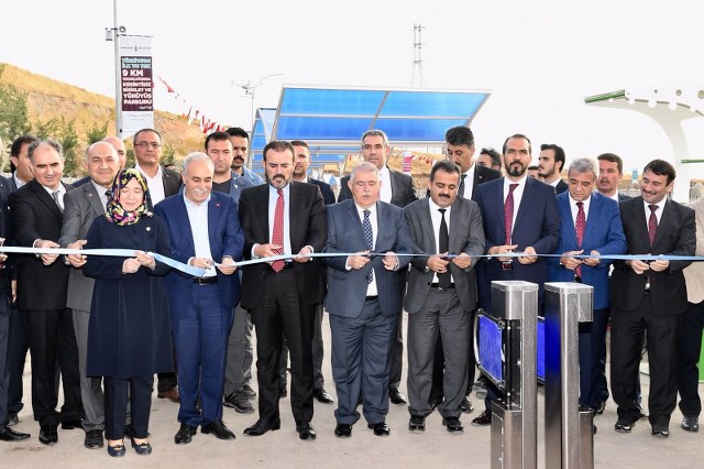 Bir zoru başardıklarını ve uluslararası standartlarda kapsamlı bir projeyi hayata geçirdiklerini dile getiren Onikişubat Belediye Başkanı Hanefi Mahçiçek.