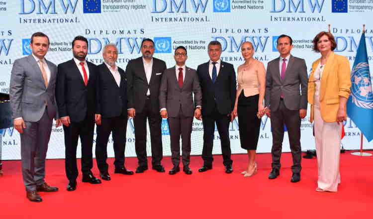 DMW Uluslararası Diplomatlar Birliği Başkanvekili Halil Sert açılış konuşmasında Türkiye’de böyle bir zirveye sponsor olmanın gururunu yaşadığını belirtti. Türkiye’nin ne kadar önemli bir ülke olduğuna değinen Sert, en kısa zamanda yine bir ekonomi zirvesi düzenleme planının ajandalarında bulunduğunu katılımcılarla paylaştı. Haber detayı Websiad'da.